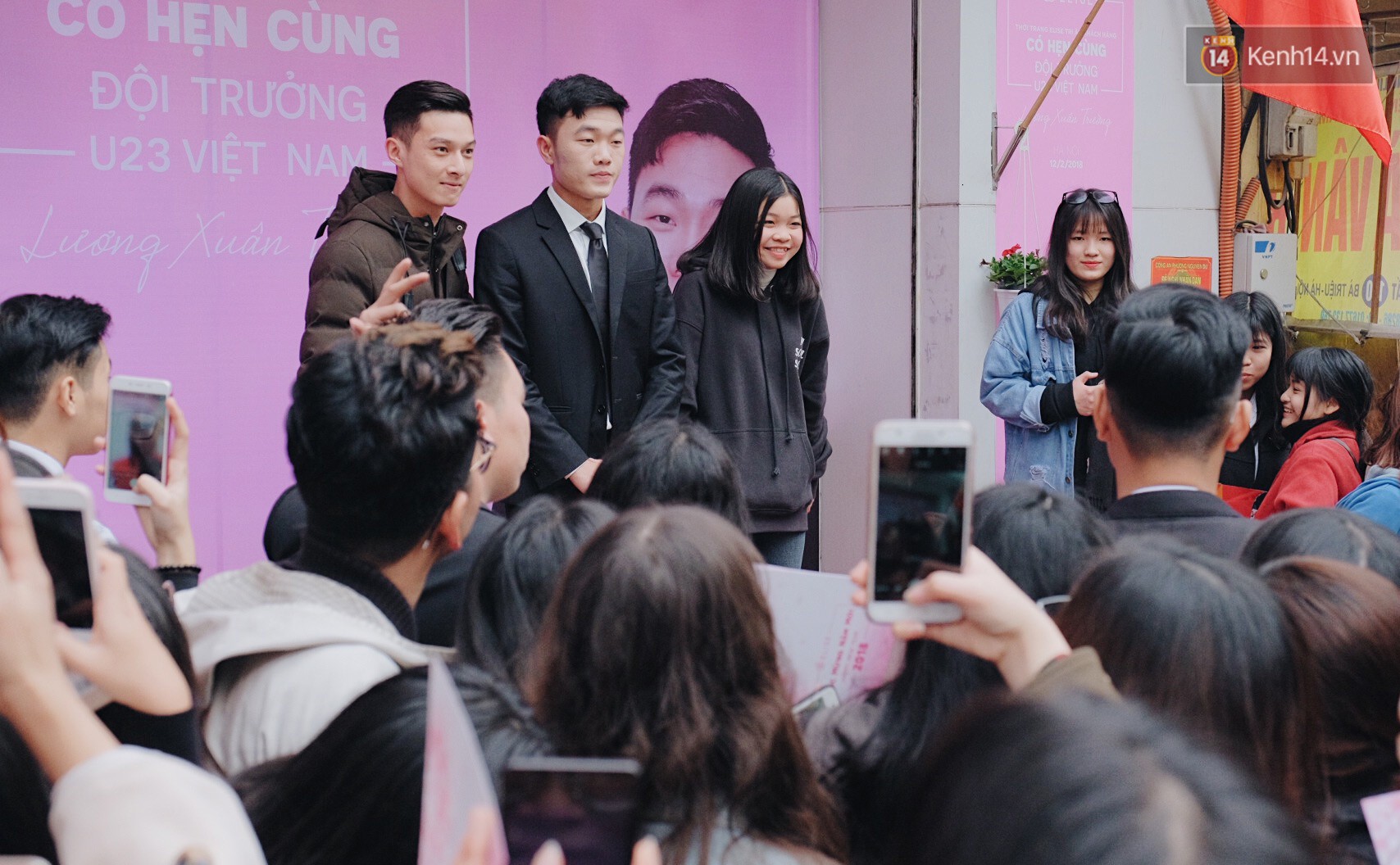 Xuân Trường đẹp trai như idol Hàn, bị fan vây kín khi tham gia sự kiện